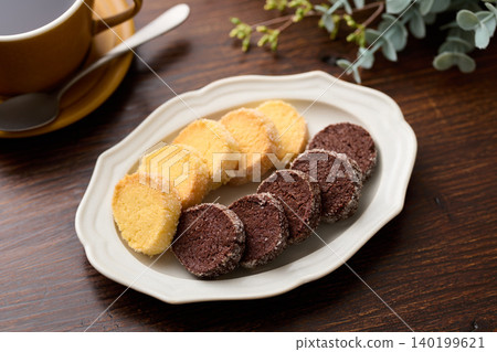 盤子上擺放著閃亮的鑽石餅乾,有香草味和可可味。 盤子上擺放著閃亮的鑽石餅乾,有香草味和可可味。 140199621