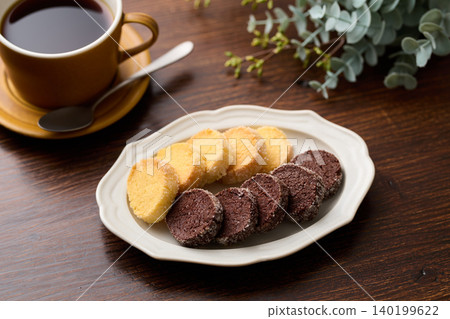 Diamant cookies arranged on a plate, vanilla and cocoa flavors. Diamant cookies arranged on a plate, vanilla and cocoa flavors. 140199622