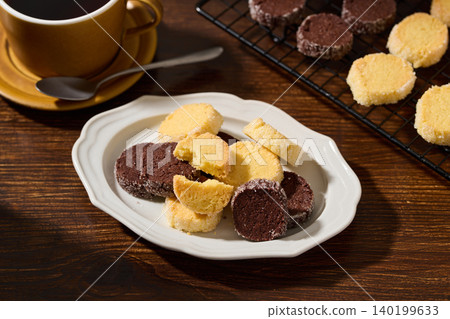 Diamant cookies arranged on a plate, vanilla and cocoa flavors. Diamant cookies arranged on a plate, vanilla and cocoa flavors. 140199633