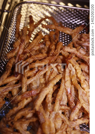 Crispy Fried Potato Strips in Basket 140200100