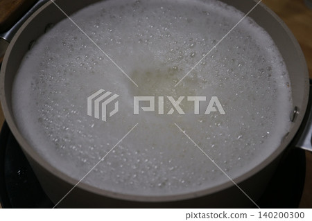 Boiling Liquid in Pot 140200300