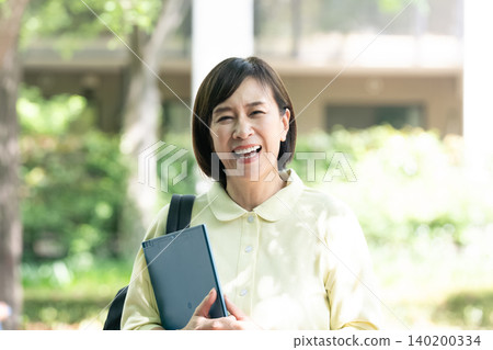 Long-term care staff woman 140200334