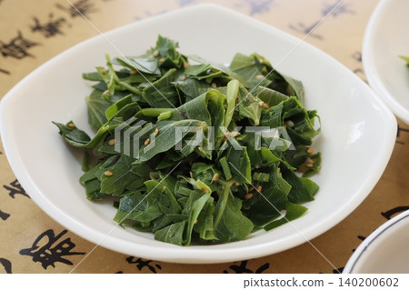 Fresh Leafy Green Salad with Sesame Seeds Fresh Leafy Green Salad with Sesame Seeds 140200602
