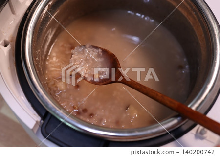 Congee in Pot with Wooden Spoon Congee in Pot with Wooden Spoon 140200742
