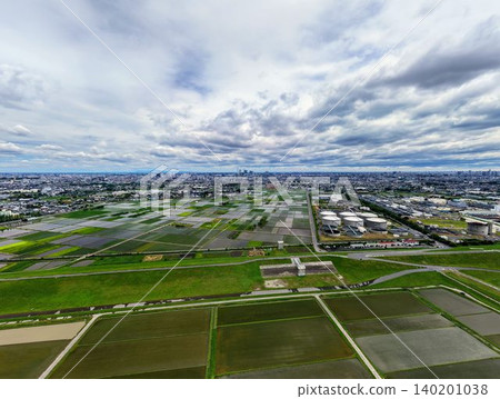 A panoramic aerial view of the coexistence of nature and the city, urban agriculture, and infrastructure. 140201038