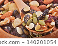 mixed nuts   140201054