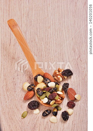 mixed nuts   140201056