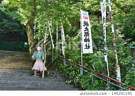 桃太郎的祖父站在通往神社的石階上。 桃太郎的祖父站在通往神社的石階上。 140201140
