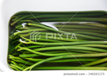 蕨菜焯水去除苦味 蕨菜焯水去除苦味 140201173