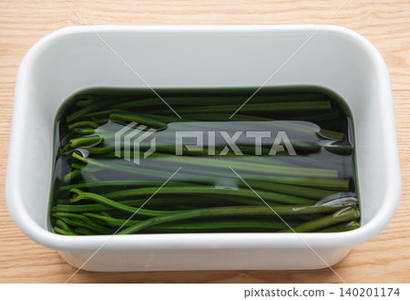 蕨菜焯水去除苦味 蕨菜焯水去除苦味 140201174