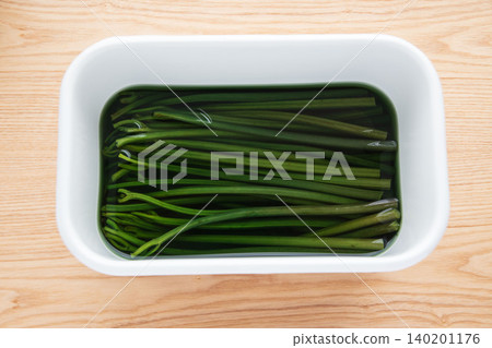 蕨菜焯水去除苦味 蕨菜焯水去除苦味 140201176