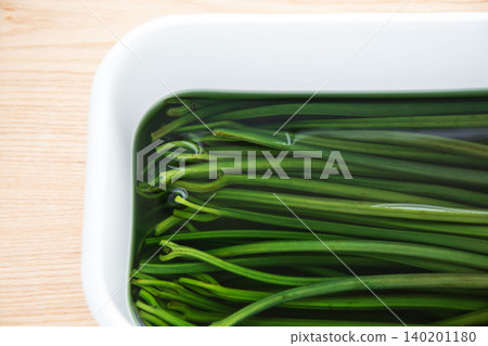 蕨菜焯水去除苦味 蕨菜焯水去除苦味 140201180