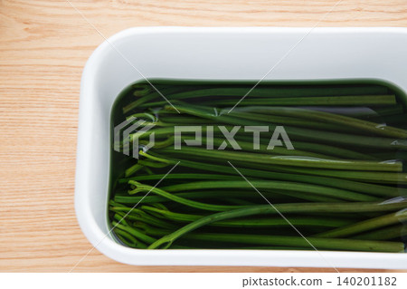 蕨菜焯水去除苦味 蕨菜焯水去除苦味 140201182