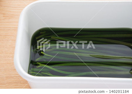 蕨菜焯水去除苦味 蕨菜焯水去除苦味 140201184