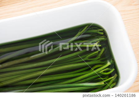 蕨菜焯水去除苦味 蕨菜焯水去除苦味 140201186