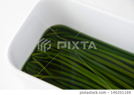 蕨菜焯水去除苦味 蕨菜焯水去除苦味 140201189