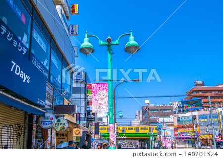 五月，東京城市景觀。清晨的新大久保站及週邊地區景色。列車行駛緩慢… 140201324