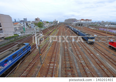桃太郎號機車駛過JR貨運愛知機務段（愛知縣稻澤市）。 140201401