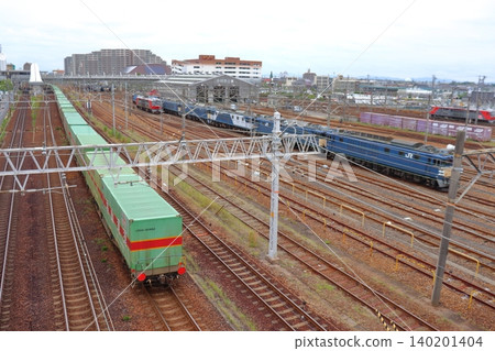 一列貨運列車駛過JR貨運的愛知車輛段(愛知縣稻澤市) 一列貨運列車駛過JR貨運的愛知車輛段(愛知縣稻澤市) 140201404