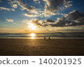 夕陽沉入大海，兩個男孩 140201925