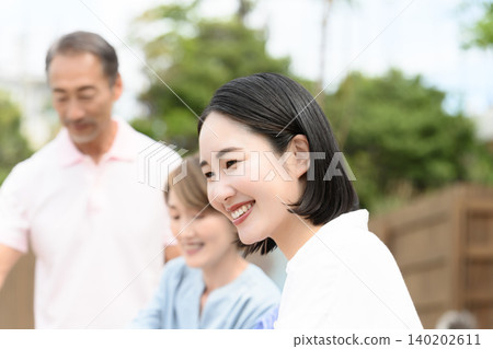 人們在戶外享受美好時光 140202611
