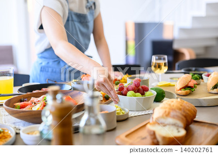 桌上的食物和女人的手 桌上的食物和女人的手 140202761
