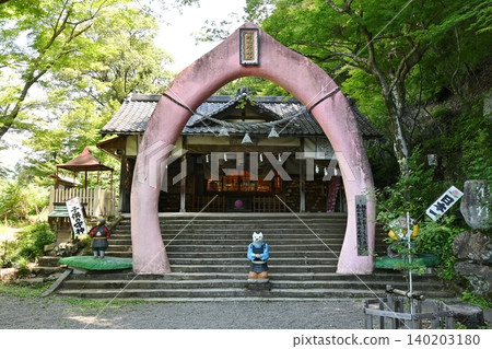 Momotaro Shrine in Inuyama City: Peach-shaped Torii Gate Momotaro Shrine in Inuyama City: Peach-shaped Torii Gate 140203180