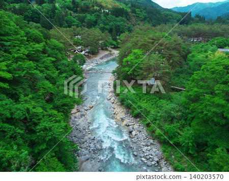 築地峽谷的清新綠意:從橋上可以欣賞到溪流和露營地的景色。 築地峽谷的清新綠意:從橋上可以欣賞到溪流和露營地的景色。 140203570