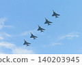 五架日本航空自衛隊F-4EJ Kai「鬼怪II」戰鬥機呈梯隊隊形飛行。 140203945