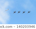 五架日本航空自衛隊F-4EJ Kai「鬼怪II」戰鬥機正在進行戰鬥俯衝。 140203946