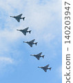五架日本航空自衛隊F-4EJ Kai「鬼怪II」戰鬥機呈梯隊隊形飛行。 140203947