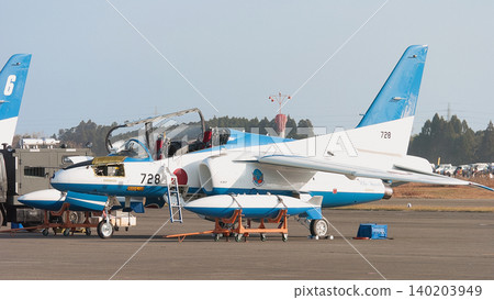 日本航空自衛隊的一架T-4「藍色衝擊」預備役飛機正在進行維修。 日本航空自衛隊的一架T-4「藍色衝擊」預備役飛機正在進行維修。 140203949