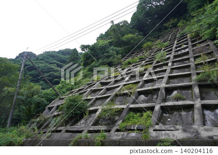 山區道路的邊坡防護、土石流預防措施及防災基礎設施。 山區道路的邊坡防護、土石流預防措施及防災基礎設施。 140204116