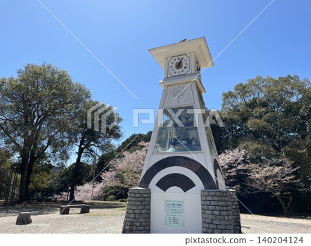 一個有機械鐘和櫻花的公園 一個有機械鐘和櫻花的公園 140204124
