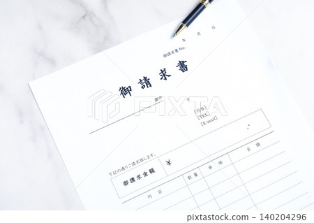 發票 - 一張描繪商業場景的圖片，圖中正在準備發票並將其發送給商業夥伴。 140204296