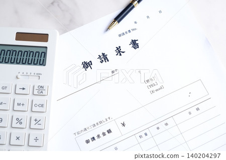 發票 - 一張描繪商業場景的圖片，圖中正在準備發票並將其發送給商業夥伴。 140204297