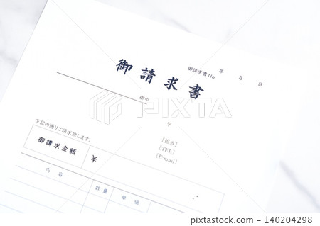 發票 - 一張描繪商業場景的圖片,圖中正在準備發票並將其發送給商業夥伴。 發票 - 一張描繪商業場景的圖片,圖中正在準備發票並將其發送給商業夥伴。 140204298