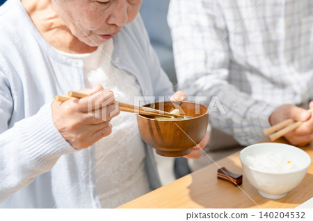 一對老年夫婦正在用餐 140204532