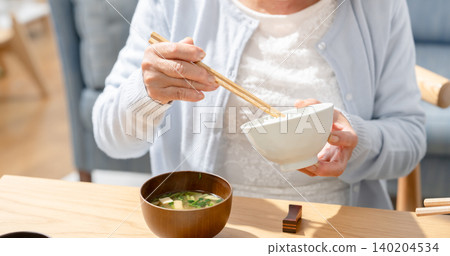 一對老年夫婦正在用餐 140204534