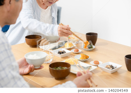 一對老年夫婦正在用餐 140204549