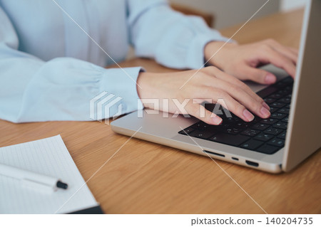 女人的手在筆記本電腦上打字 女人的手在筆記本電腦上打字 140204735