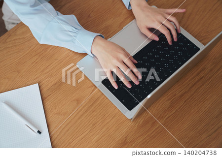 女人的手在筆記本電腦上打字 女人的手在筆記本電腦上打字 140204738