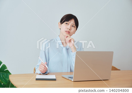 一位在家工作的女性正在集思廣益,思考工作創意。 一位在家工作的女性正在集思廣益,思考工作創意。 140204800