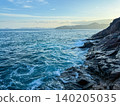 清晨，海浪拍打著海岸，碧海藍天，構成了一幅美麗的海岸景色。 140205035