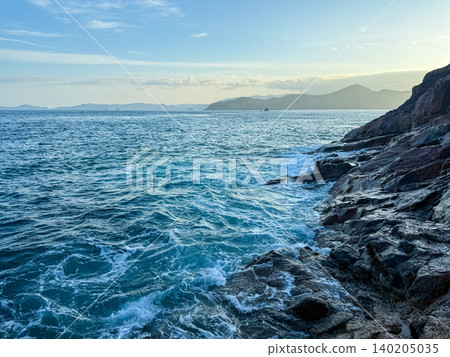 清晨,海浪拍打著海岸,碧海藍天,構成了一幅美麗的海岸景色。 清晨,海浪拍打著海岸,碧海藍天,構成了一幅美麗的海岸景色。 140205035