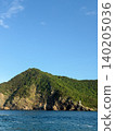 鬱鬱蔥蔥的海岸懸崖景觀在藍天下拔地而起。 140205036
