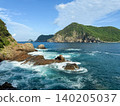 海浪拍打著崎嶇的海岸，島上鬱鬱蔥蔥的沿海風光盡收眼底。 140205037