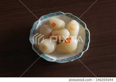 Pickled shallots (with chili peppers) 140205044