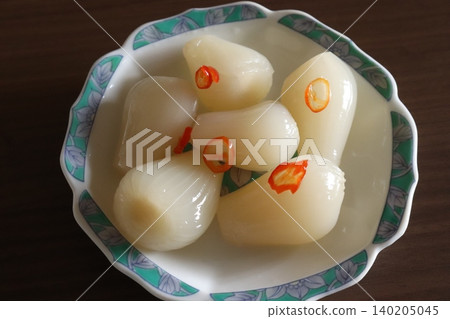醃製紅蔥頭（含辣椒）的特寫鏡頭 140205045