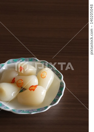 Pickled shallots (with chili peppers) 140205048